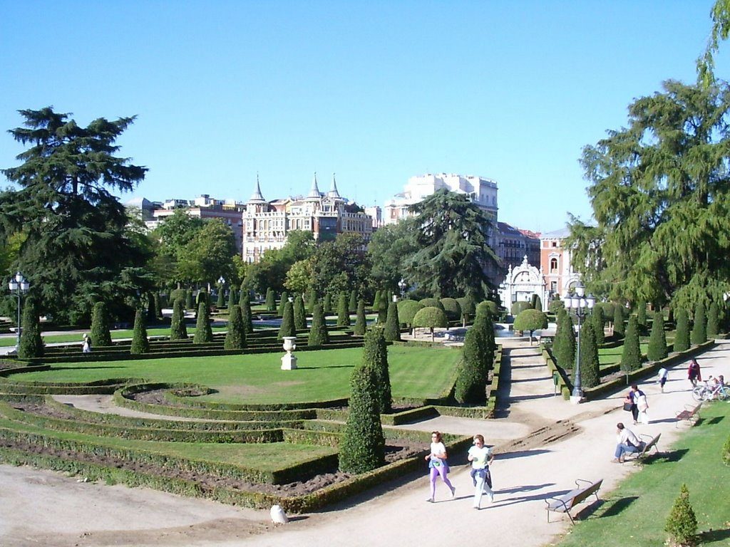 dos personas haciendo footing en el parque del Retiro en Madrid, España
