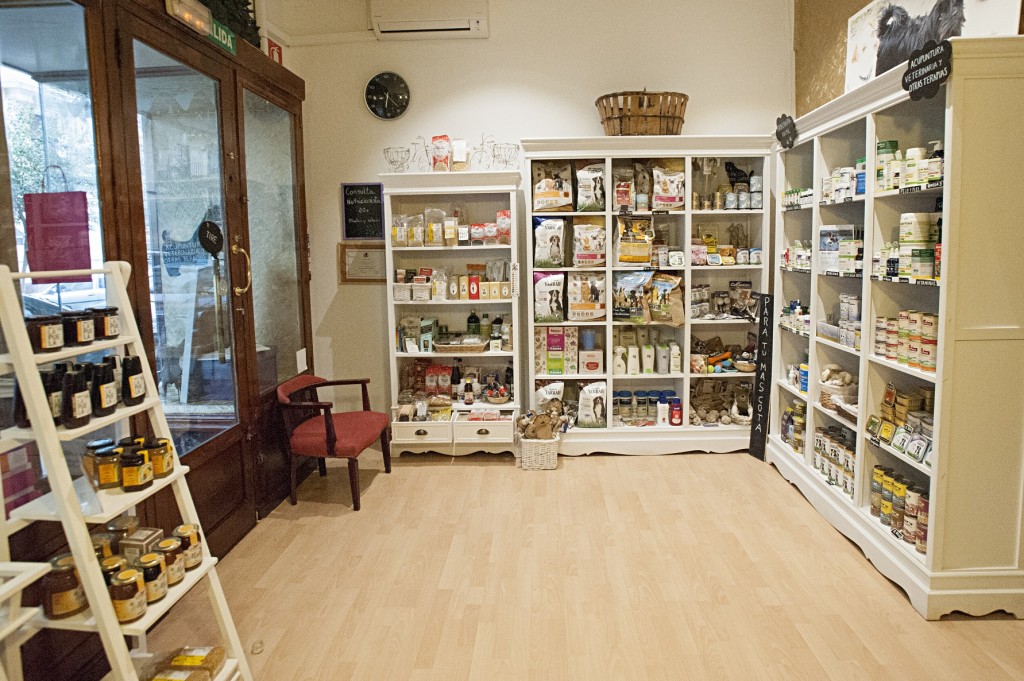 Foto mostrando estantería con comida de perros y otros productos naturales en el Herbolario Sol de Invierno en Madrid. Fuente: Herbolario Sol de Invierno.