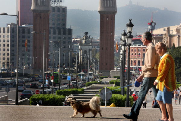 parques para perros - pareja paseando a su perro en Montjuic Barcelona