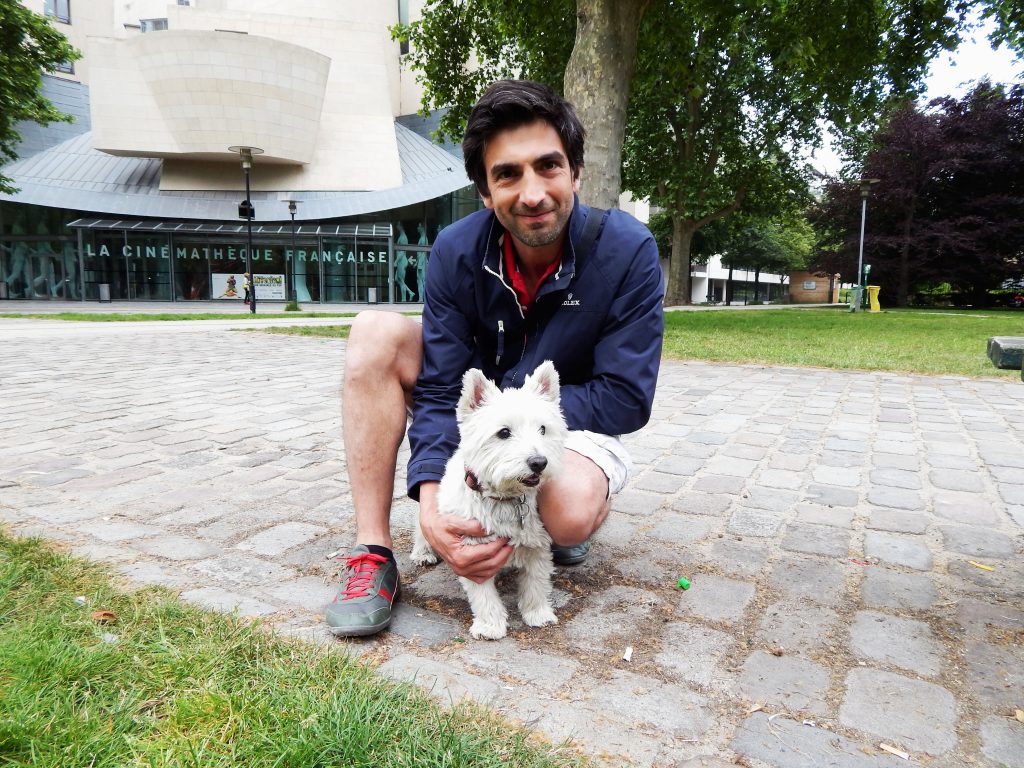 homme et chien west highland white terrier à Paris