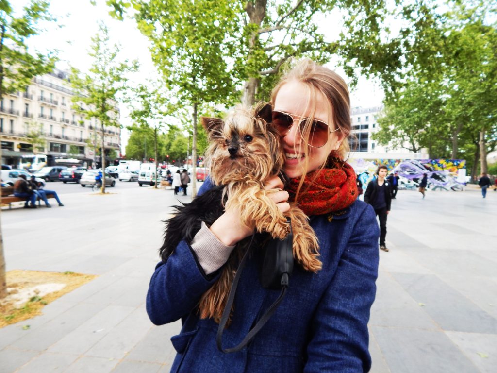 femme blonde et chien yorkshire terrier à Paris
