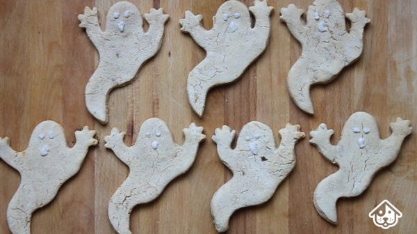 Hallowe'en dog treat recipe ghost cookies with piped features with icing