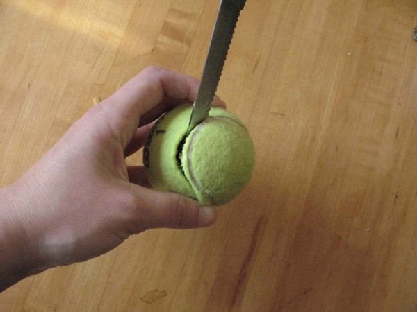 tagliare una pallina per fare un giocattolo fai da te per cani
