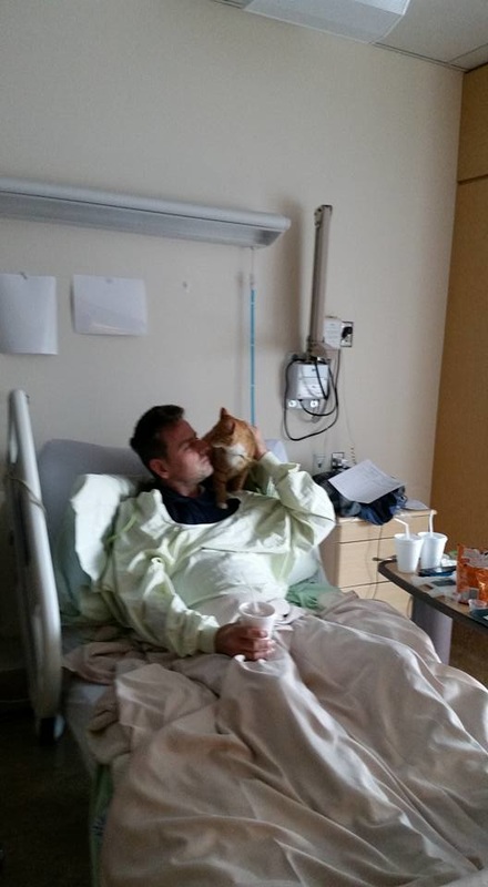 gatto con propritario in ospedale